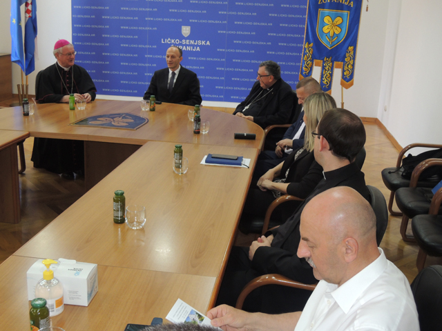 Msgr. Puljić na sastanku u Ličko-senjskoj županiji/Snimio Marko Čuljat                                                                                                                                                                                    